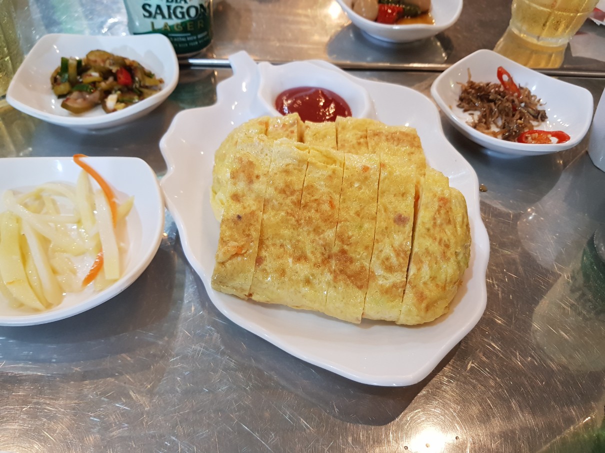 호치민 7군 푸미흥 술집 템느아(Them Nua) - 계란말이