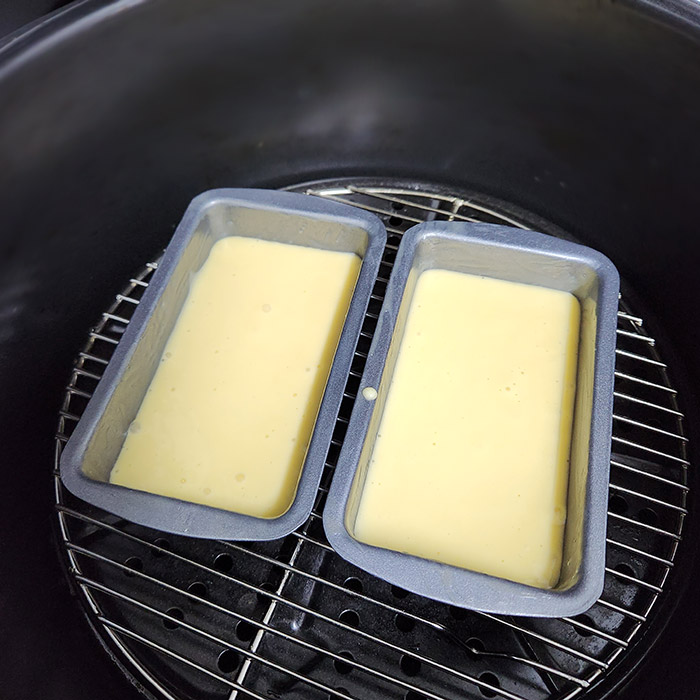 에어프라이어에 틀넣고 반죽 붓기