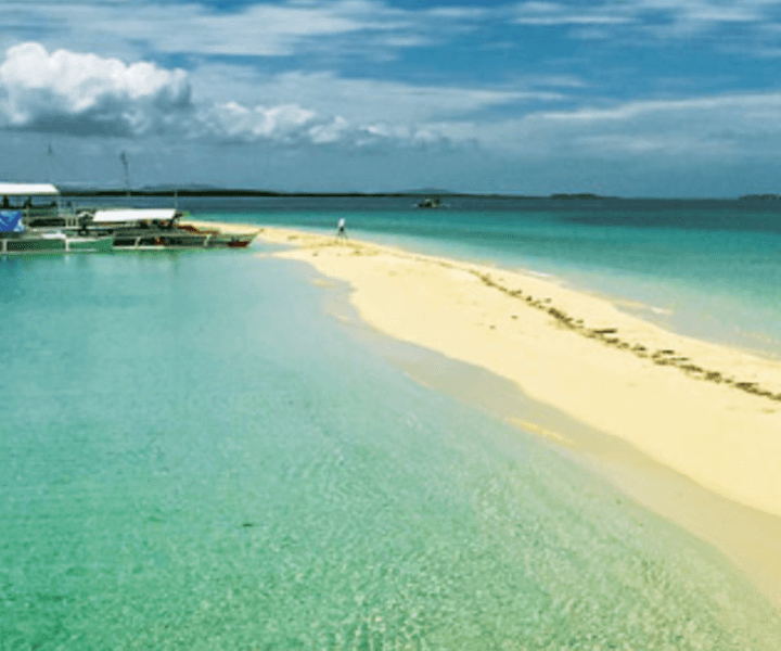 필리핀-하얀-모래-백사장과-투명한-바다의-모습