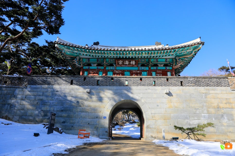 강화도 전등사로 들어가는 관문을 찍은 전경