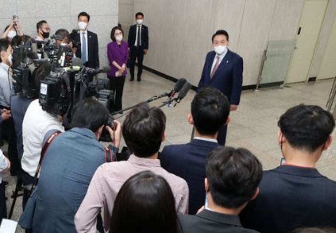  출퇴근, 도어스테핑, 맛집 탐방 윤석열 대통령의 파격 한 달 특별한 소감 같은 거 없이 살아온 사람 지금 시급한 현안들이 한둘이 아니니까 열심히 해야죠 김치찌개를 끓여주겠다?
