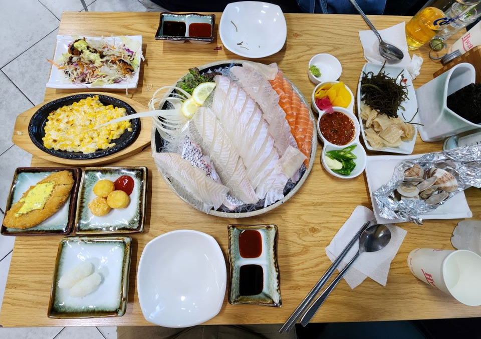  알찬 구성의 모듬회 이대 가성비 맛집 슬기로운횟집생활