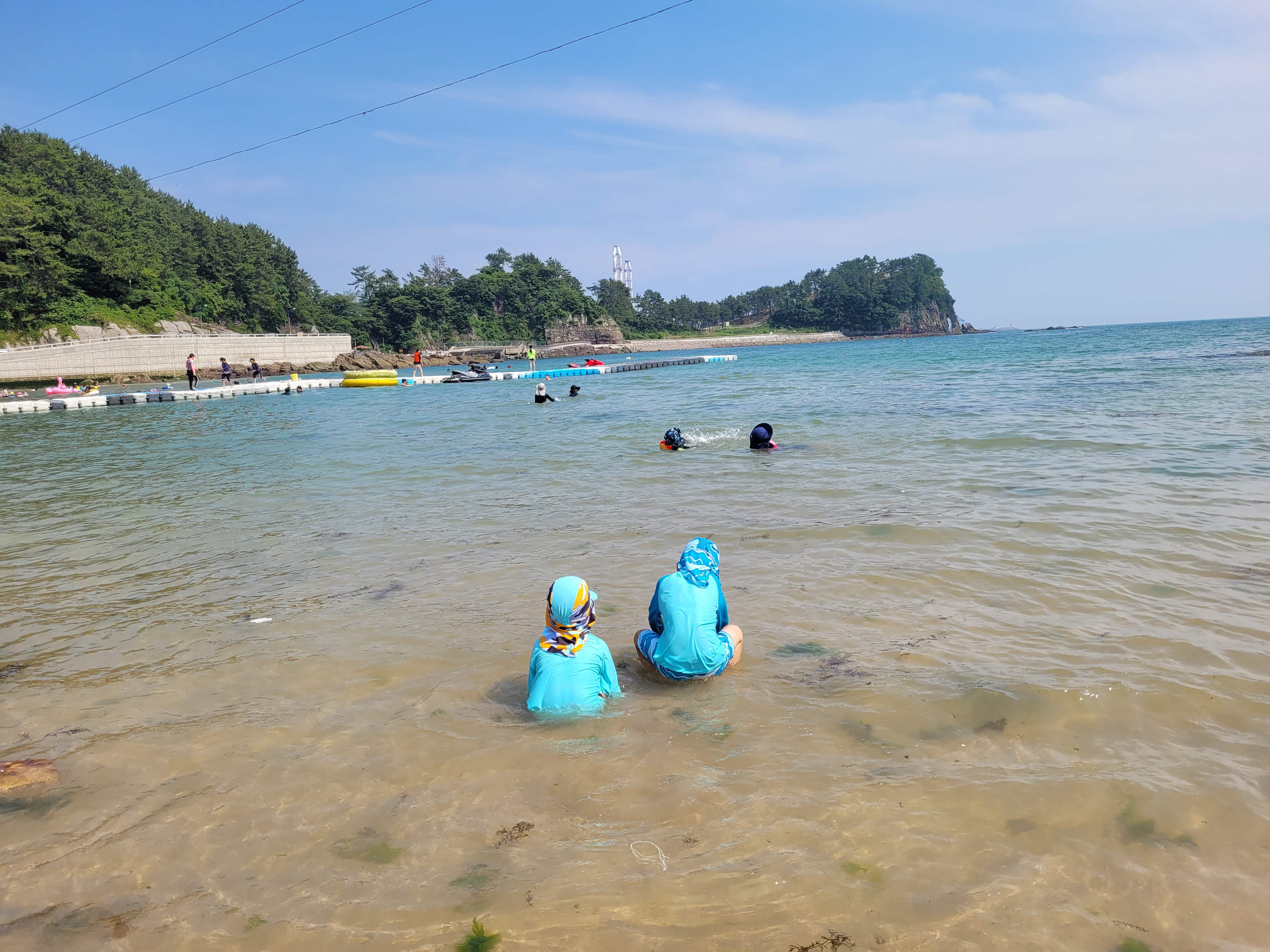 사천 남일대 해수욕장 물놀이 하는 아이들