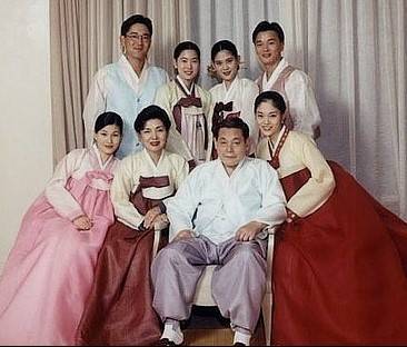 삼성가의 한복 입고 찍은 가족사진