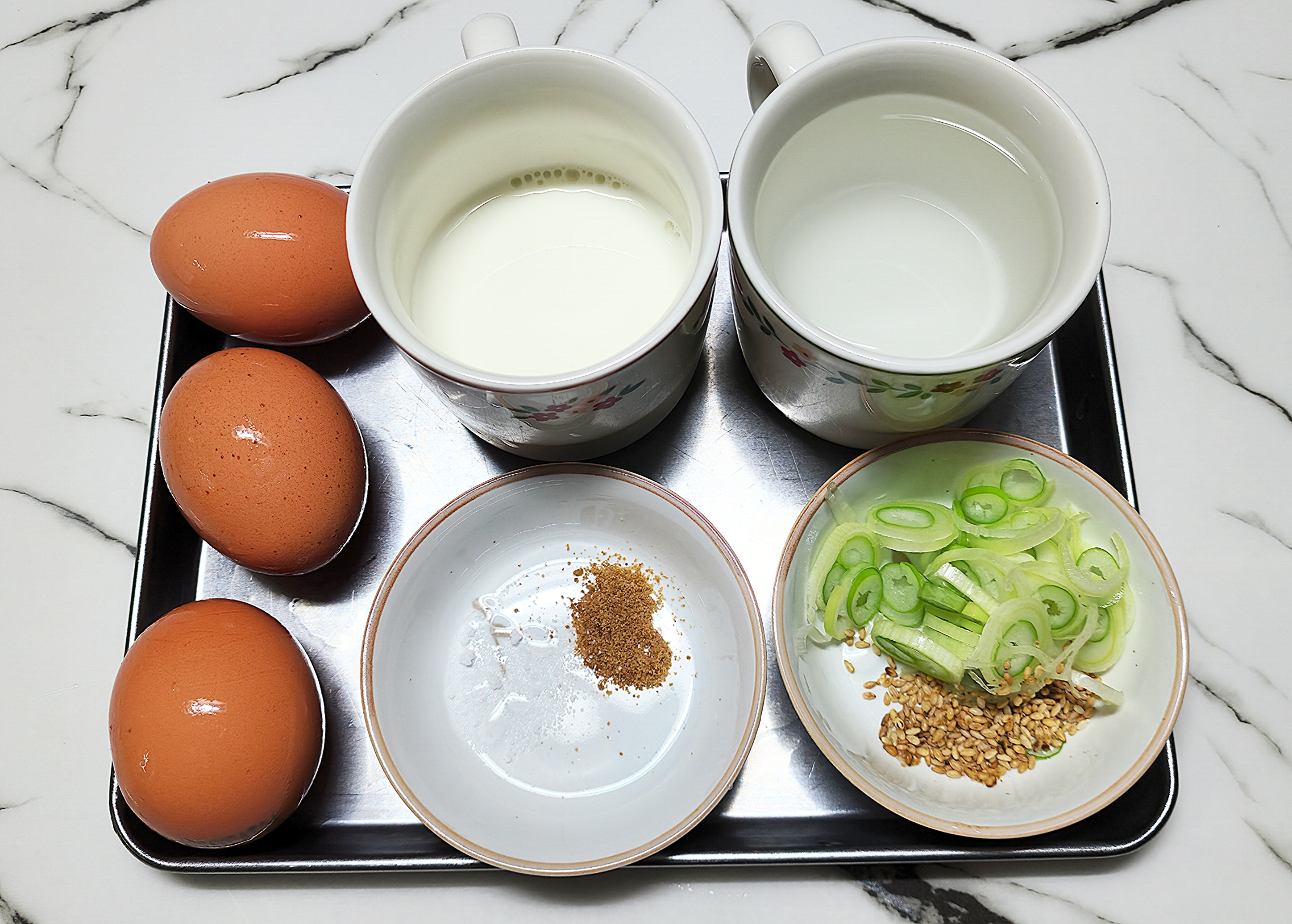 계란찜-준비재료-우유-물-계란-소고기다시다-맛소금