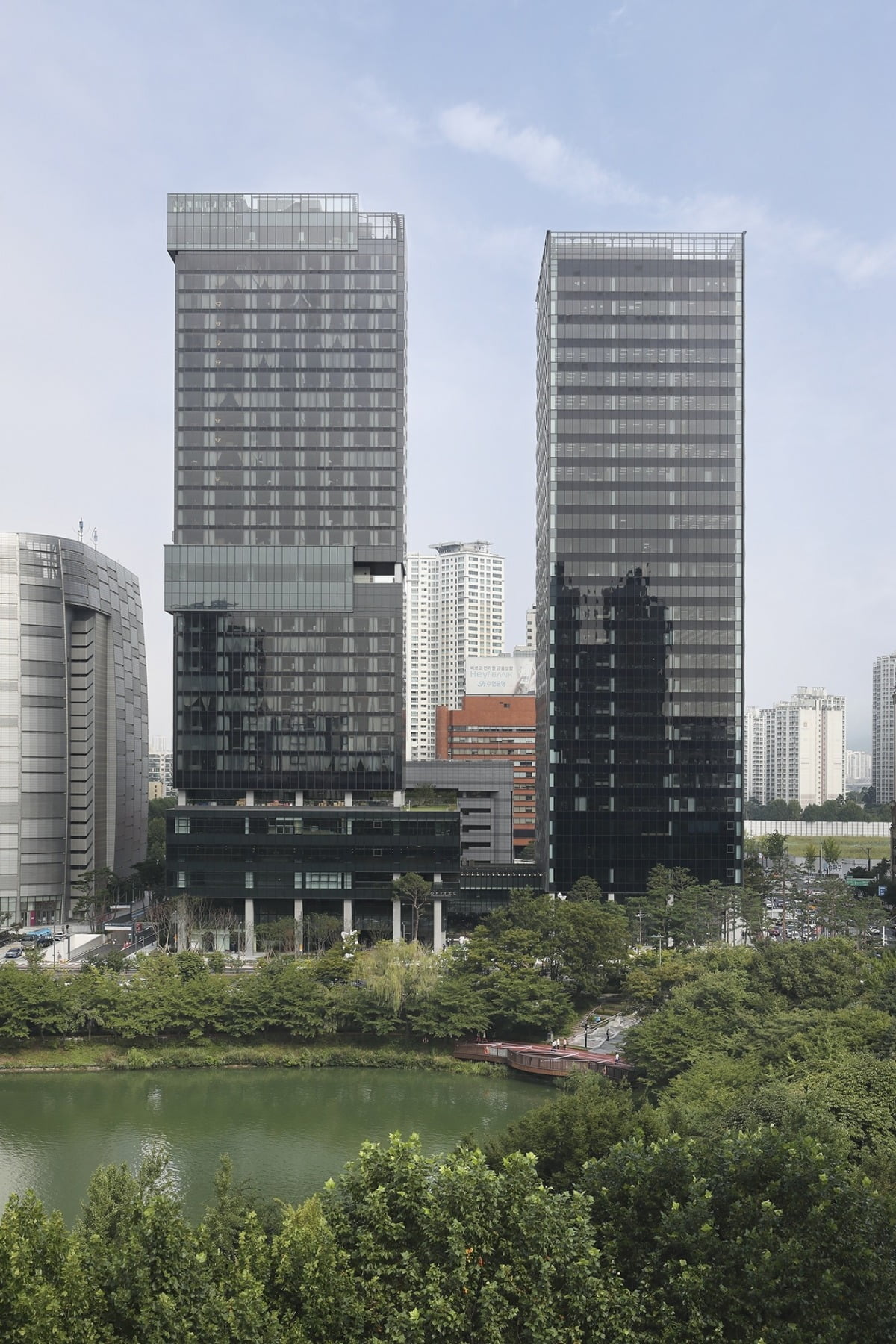 KT가 매물로 내놓은 소피텔 앰배서더 서울 및 송파 빌딩 전경.
