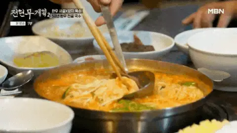 국수-면발을-정확하게-끊어내는-이모님의-젓가락-신공