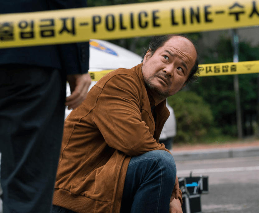 수사를-하고-있는-형사-재엽