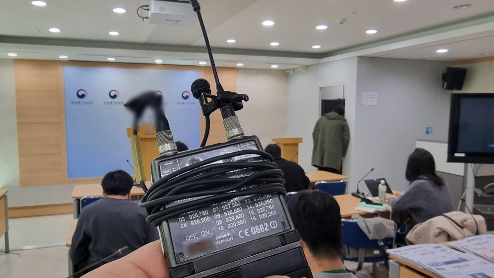  한국에서 쓰던 무선마이크, 해외에서도 사용 가능할까?