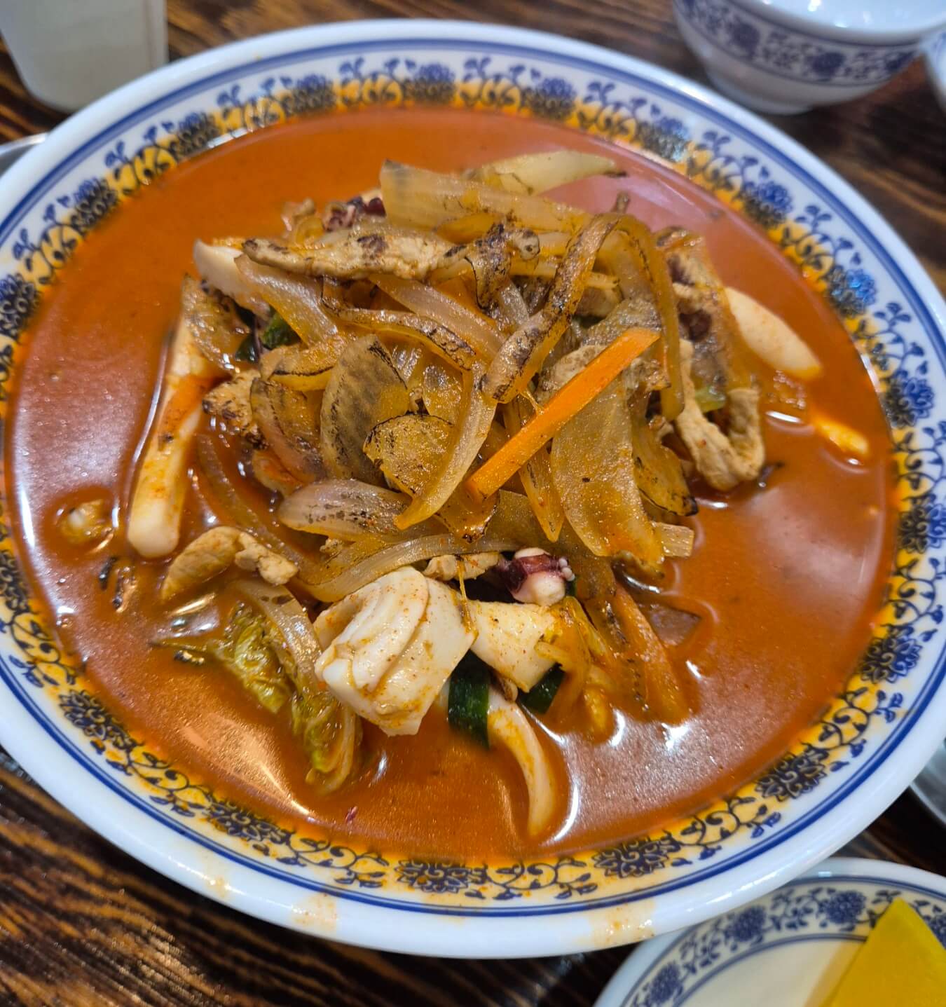 짬뽕: 불맛과 해산물이 어우러져 풍부한 국물 맛
