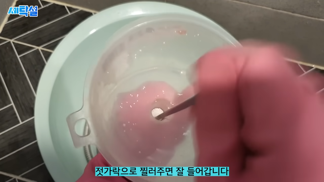"그대로 사용하면 폐질환 일으킵니다" 세균이 득실득실한 더러운 샤워기 완벽하게 제거하는 방법