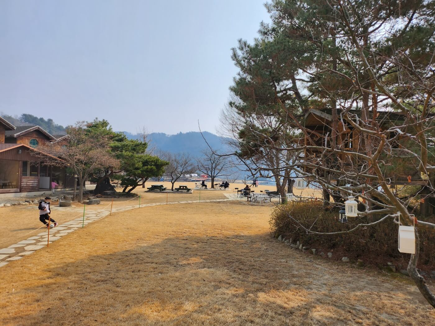코미호미-카페-후문-정원