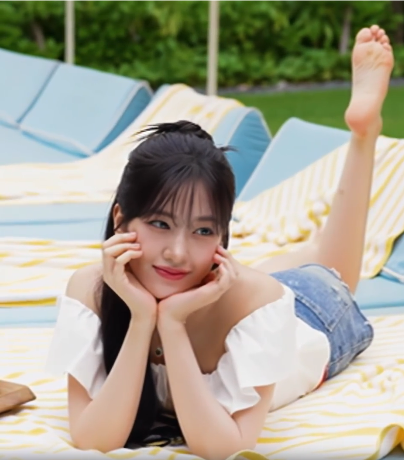  수영장에서 시원한 골지 민소매+청핫팬츠 몸매 아이브 안유진