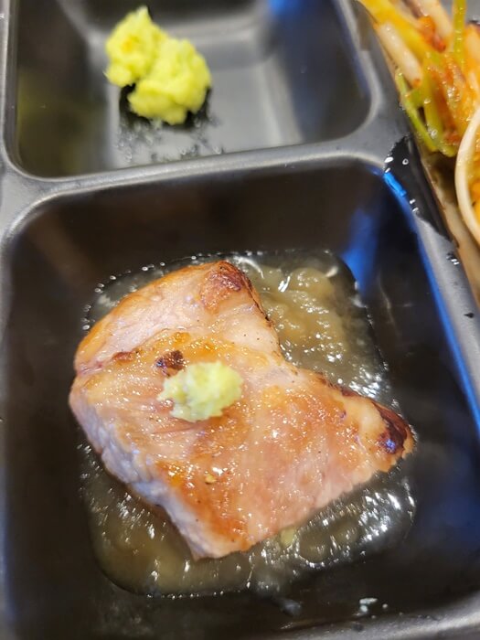 크라운돼지, 양념에 고기 찍는 모습
