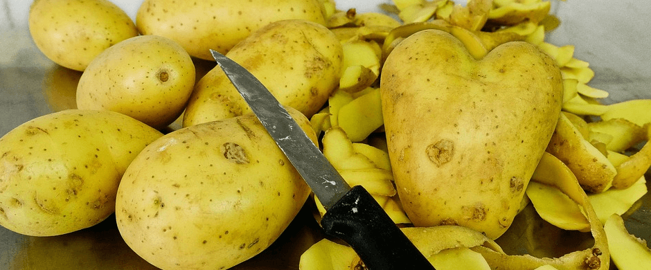 감자와 과도 감자껍질 있다