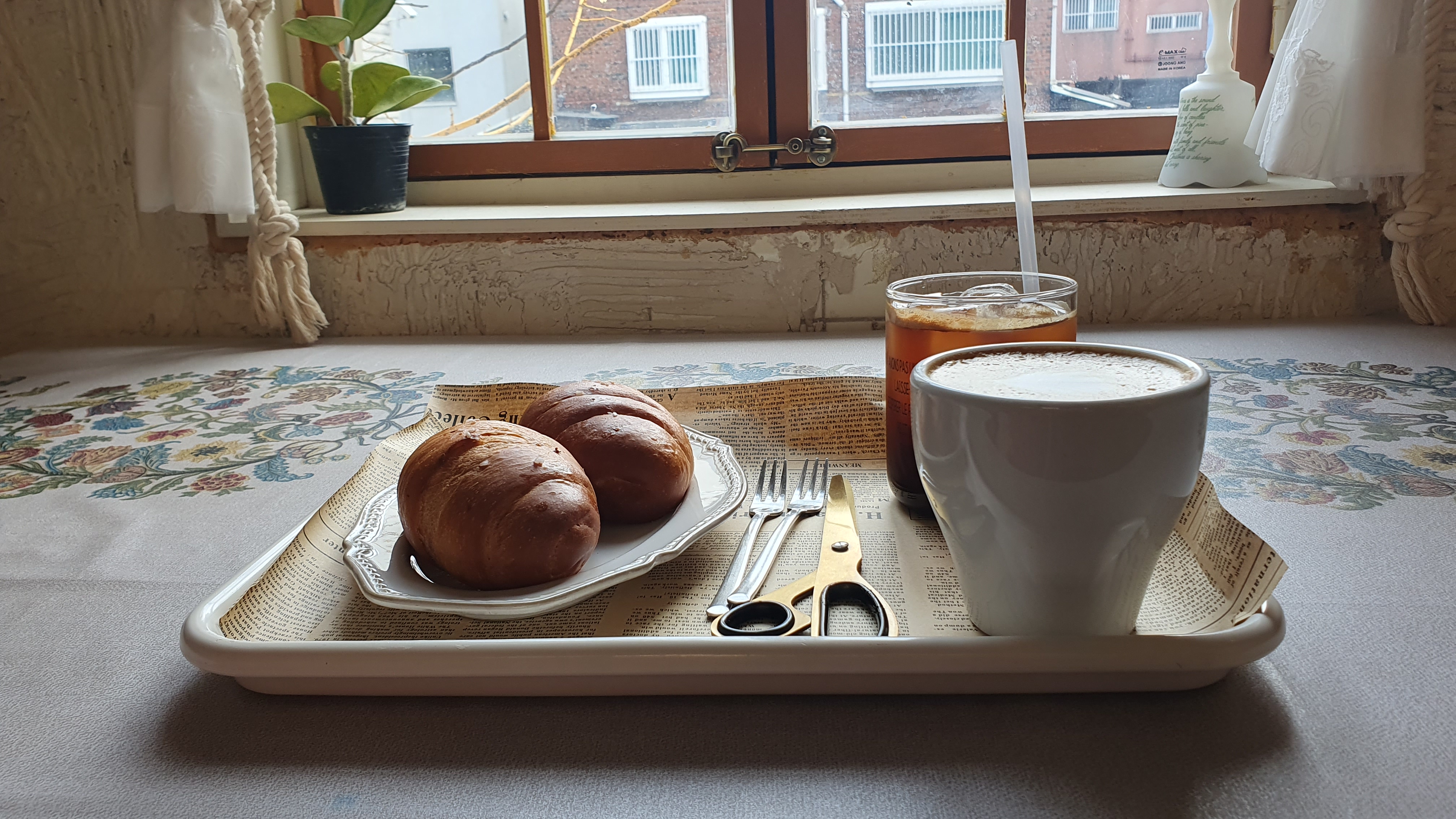 창가와 소금빵 그리고 커피