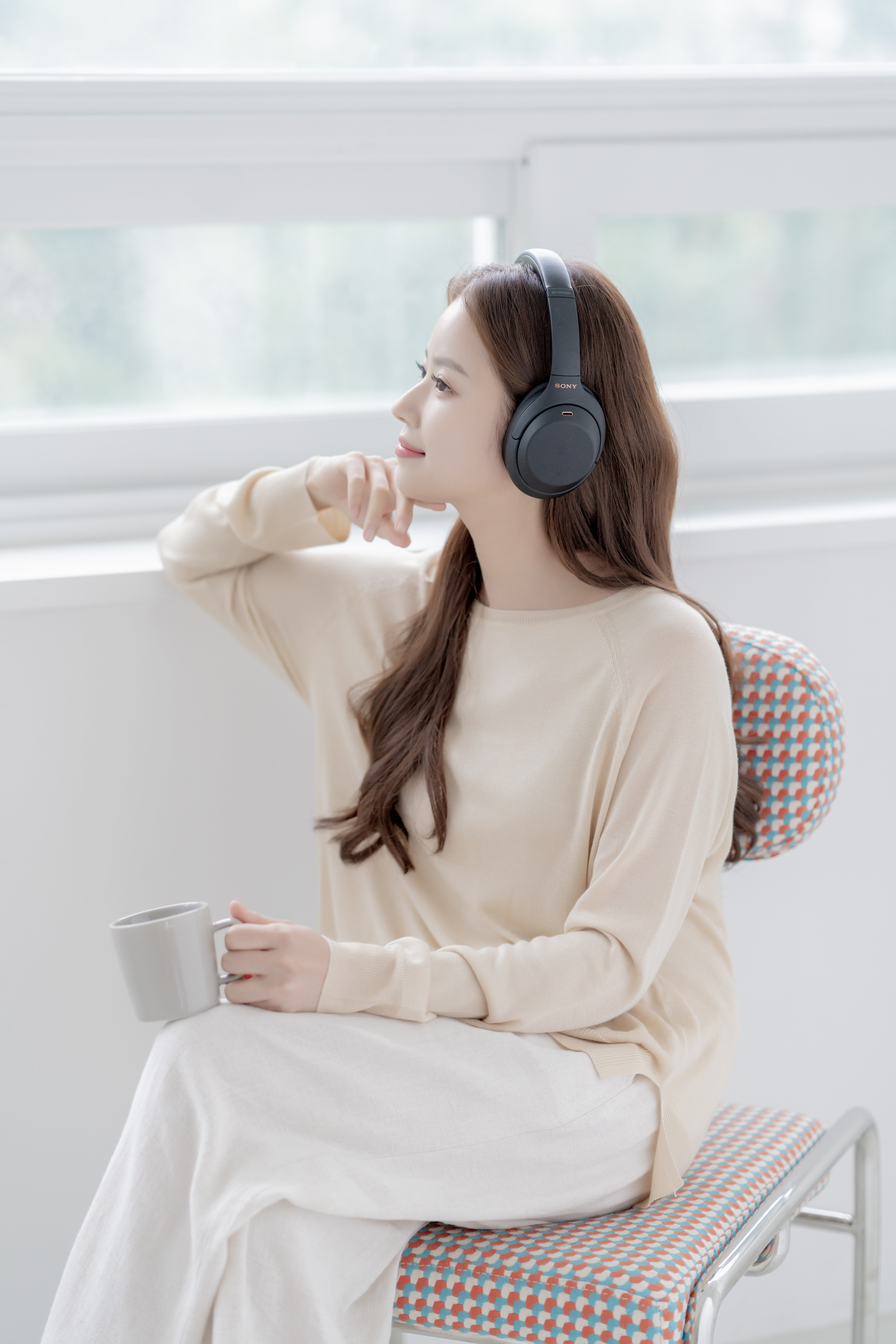 소니 무선 헤드폰 WH-1000XM4으로 음악을 감상하는 모습