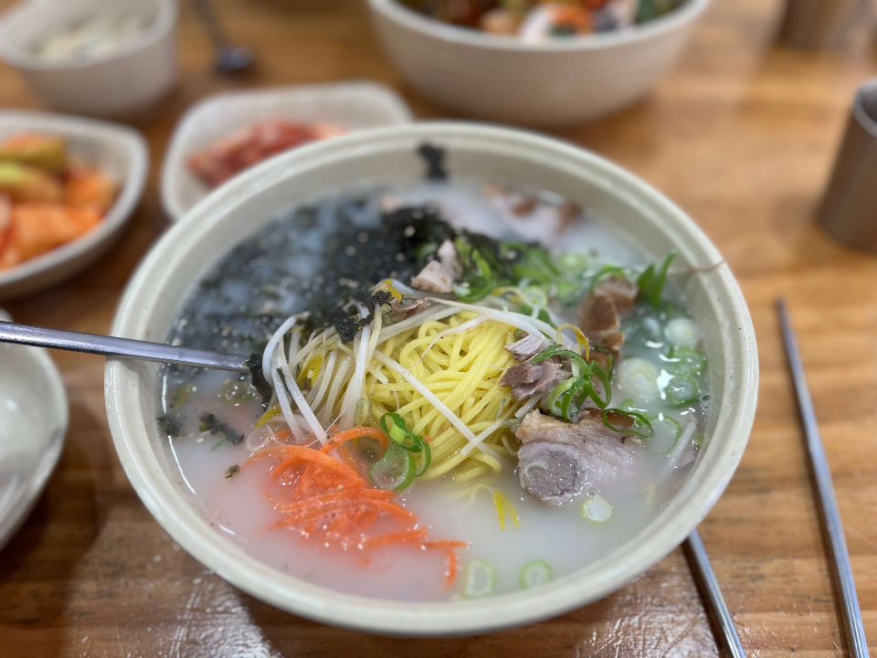  제주공항 근처 맛집 소개. 도민 추천 고기국수집. 삼무국수