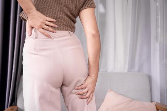 좌골신경통 (Sciatica): 원인, 증상, 치료 및 관리