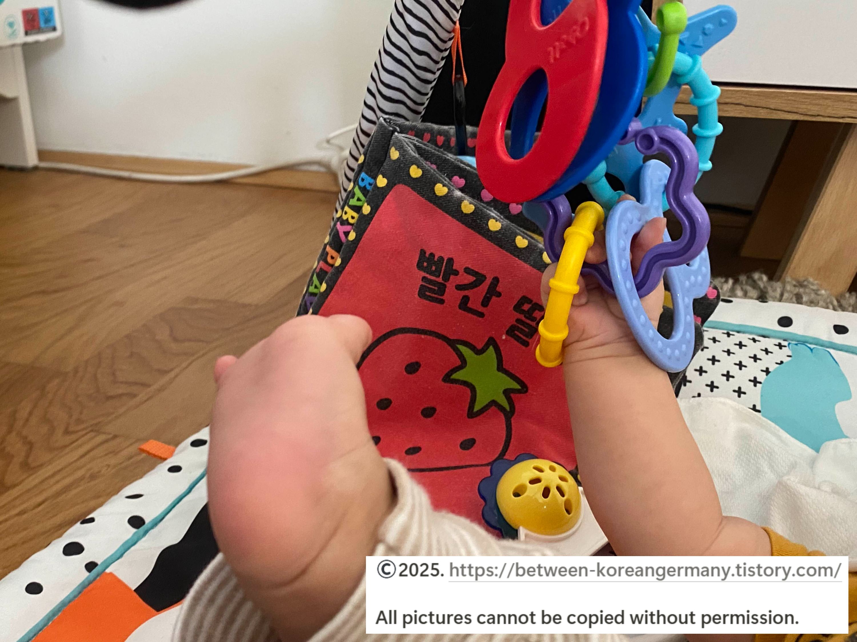 여러가지-모양으로-만들어진-고리를-붙잡고-있는-손과-허공을-향해-뻗고-있는-발