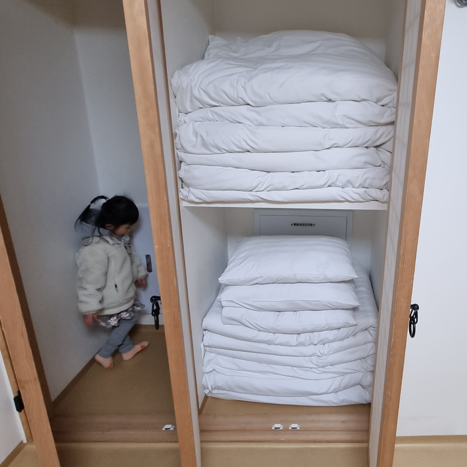 객실 내부와 깔끔한 침구류