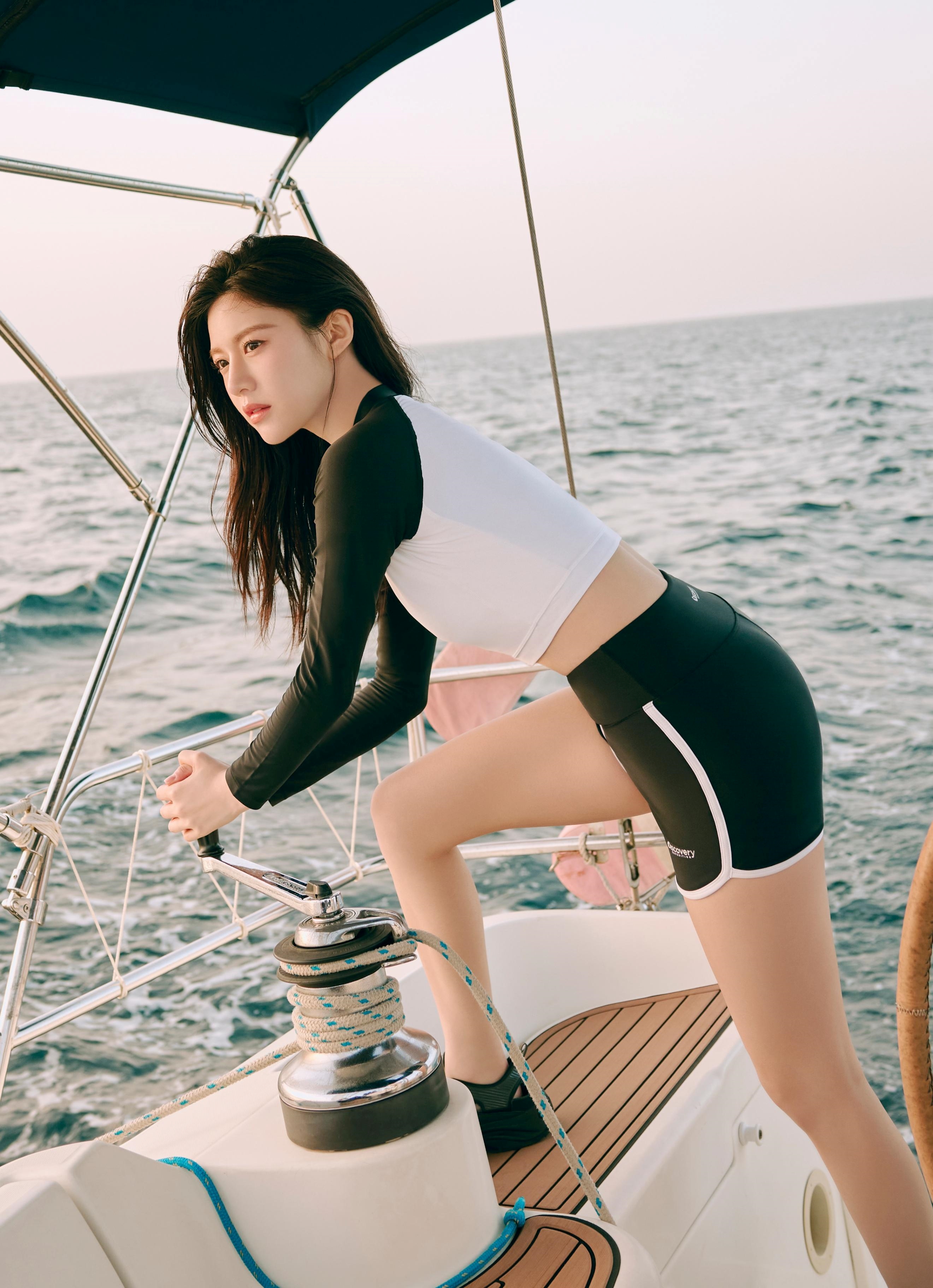 고윤정 디스커버리 익스페디션 화보 1