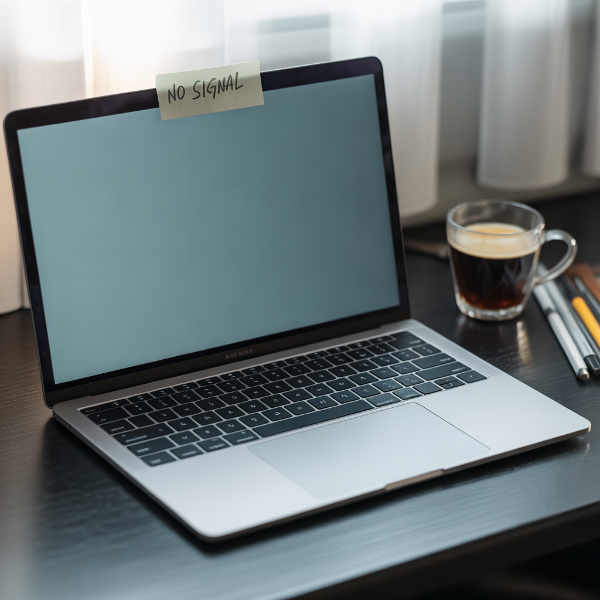 노트북의 전원상태는 켜지지만 화면이 나오지 않는 상황의 이미지