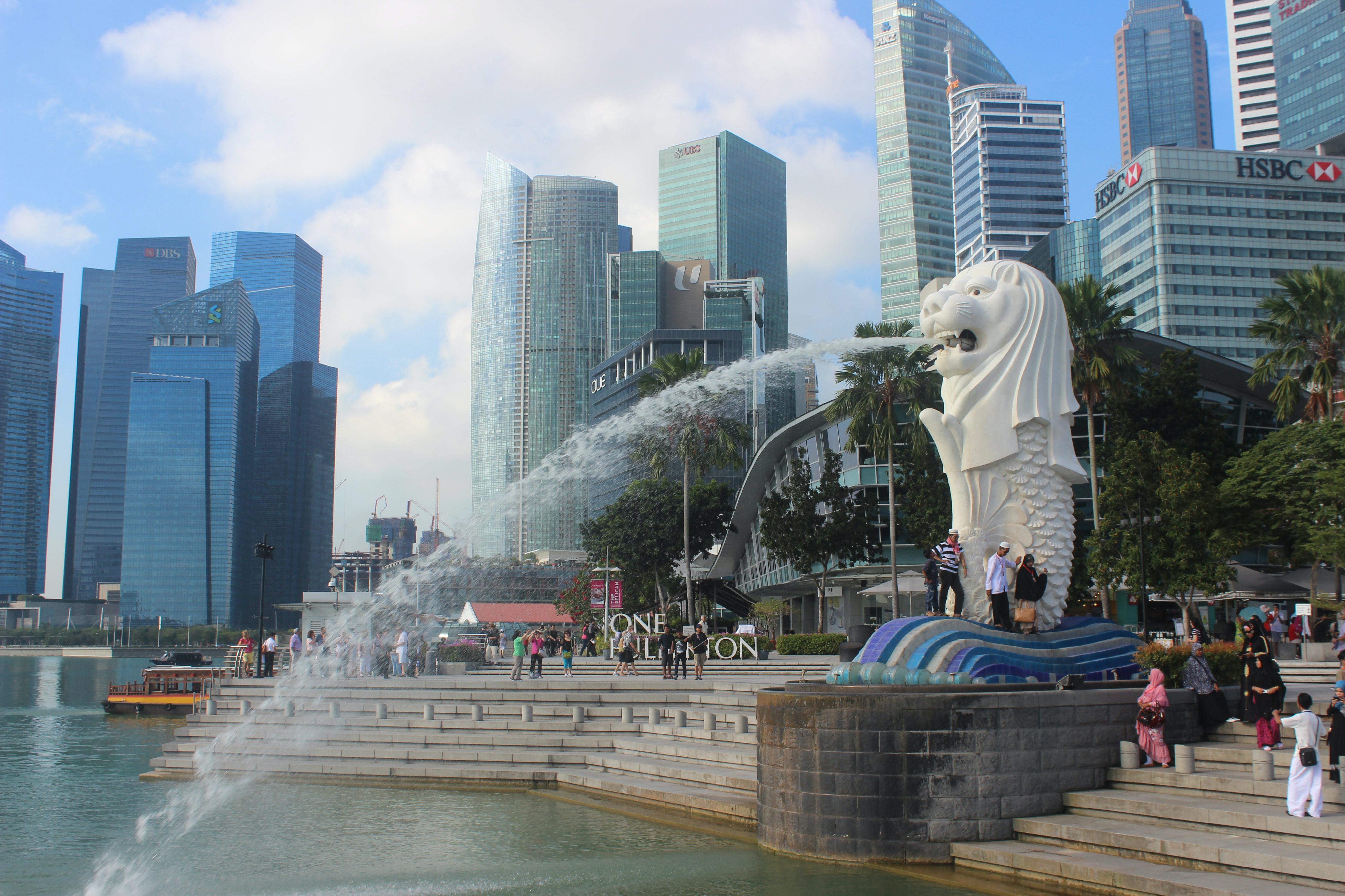 싱가포르 머라이언파크에서 머라이언이 물을 내뿜고 있는 모습