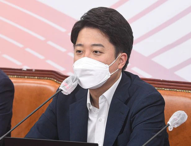  이준석 김건희, 공개행보 많을수록 호감 살 것 제2부속실은 필요없어 콘셉트에 맞춰서 활동한다면 큰 문제는 없을 것 국가 정책에 대한 홍보나 이런 게 되지 않을까