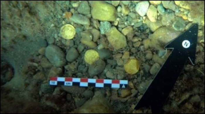스페인-해저에서-발견된-금화의-모습