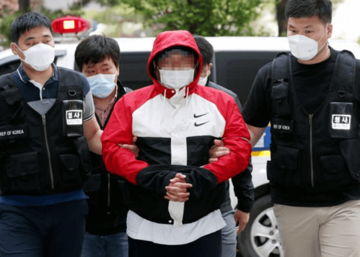 경찰에-검거된-신포동-노래방-주인