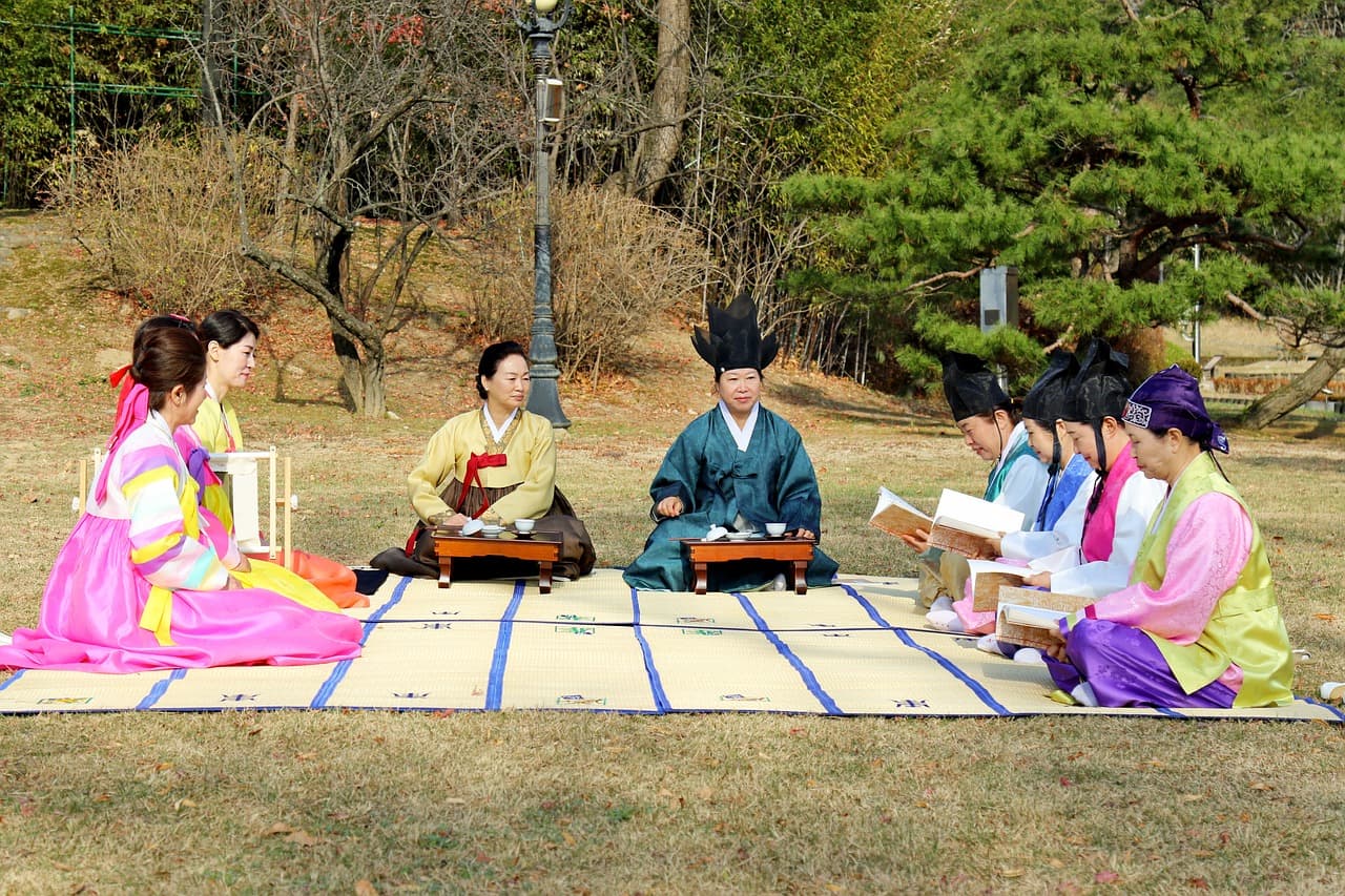 전통 한복의 소재, 현대 패션에서 재창조되다