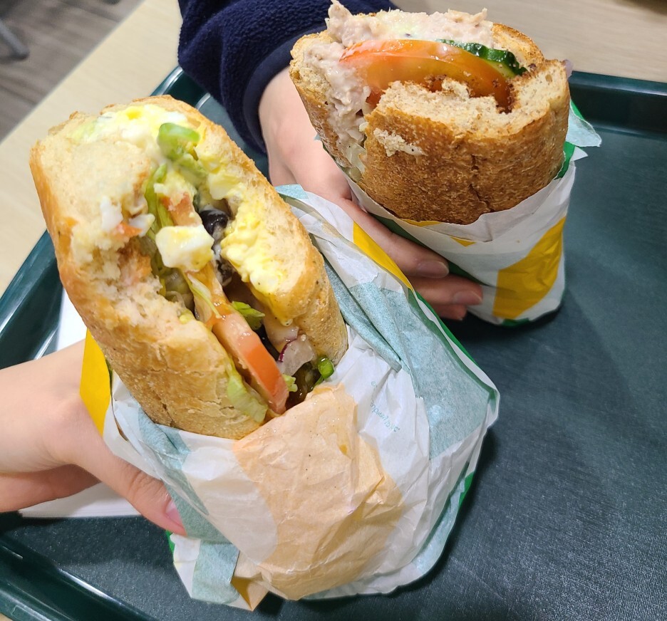 좌: 에그마요 샌드위치, 우: 참치 샌드위치