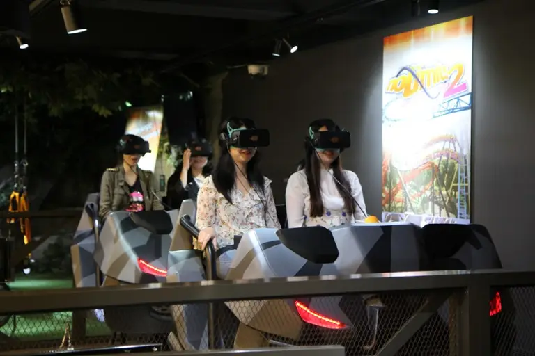 VR 카페에서 VR 체험을 즐기는 커플의 모습의 사진