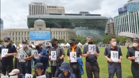 서울시청 앞 박원순 분향소 앞 성창경TV서울대병원 장례식장 주차장에 마련된 강용석·김용호·김세석·김용호·양평의 집. 유튜브 ON. 2020년 7월 11일 2시 30분 34