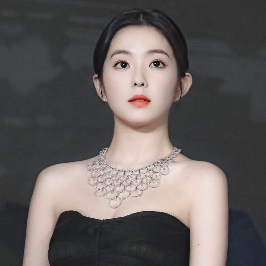  레드벨벳 아이린 블랙엔화이트 오프숄더 드레스 팬직찍 사진