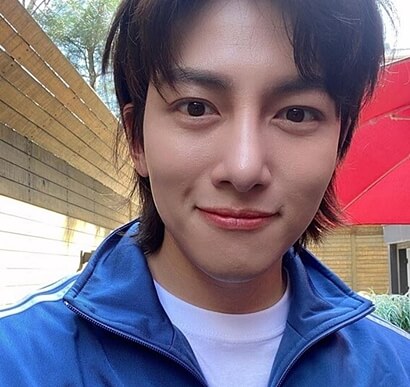 미소 짓는 지창욱 사진
