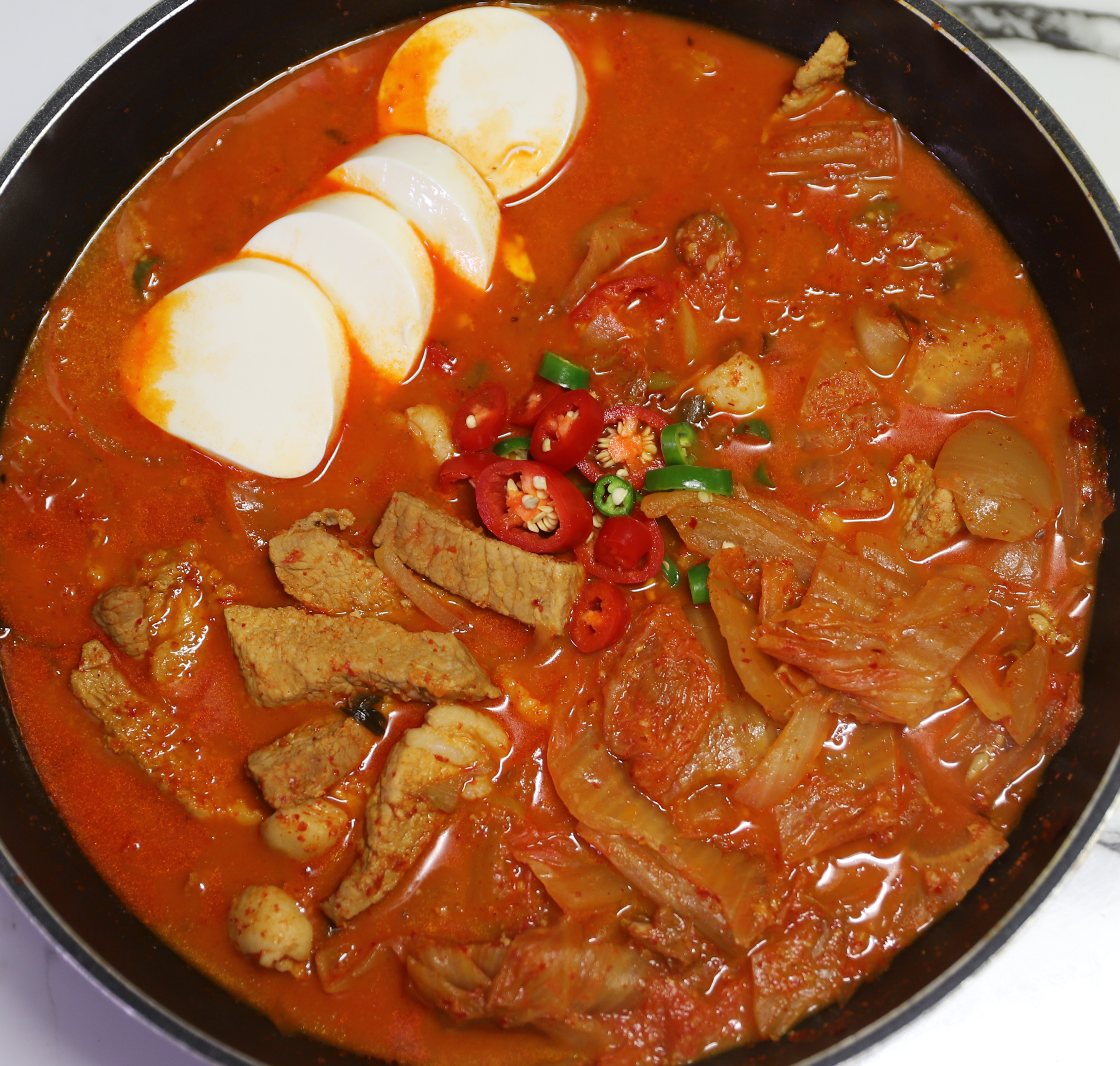 돼지 뒷다리살로 만든 묵은지 김치찜에 순두부를 곁들여 완성시켜낸 모습
