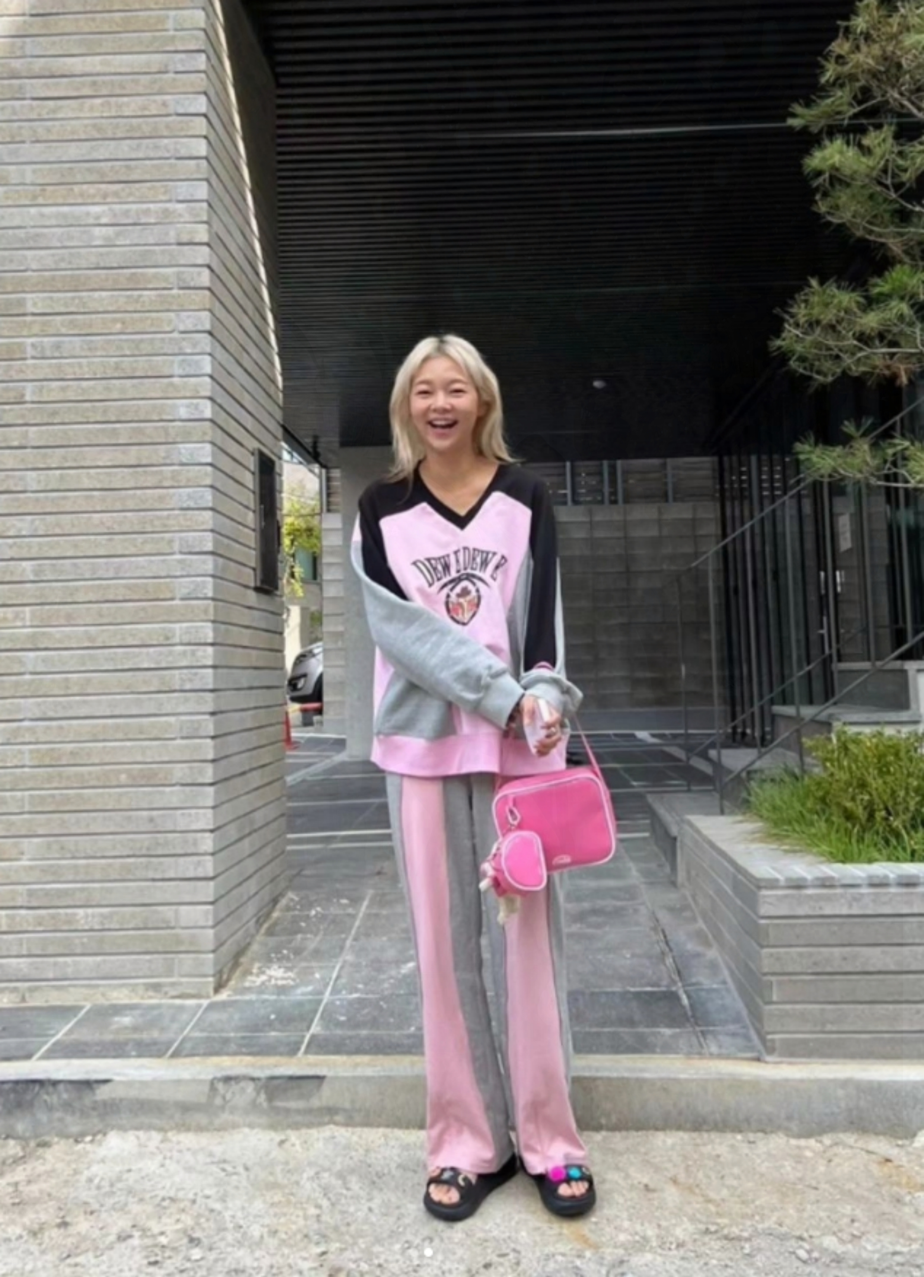  모델 송해나 원마일 웨어 여성 트레이닝복 코디 핑크 셋업