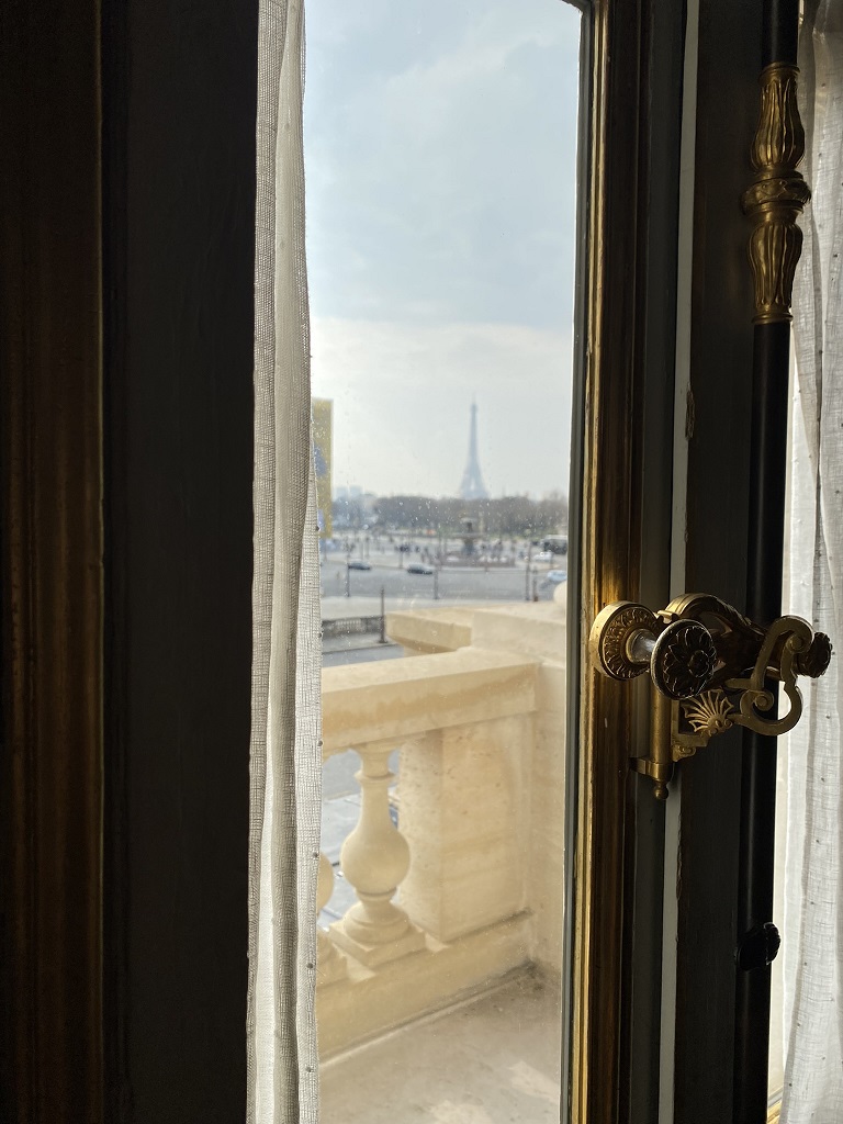 창문으로-보이는-파리-에펠탑-사진