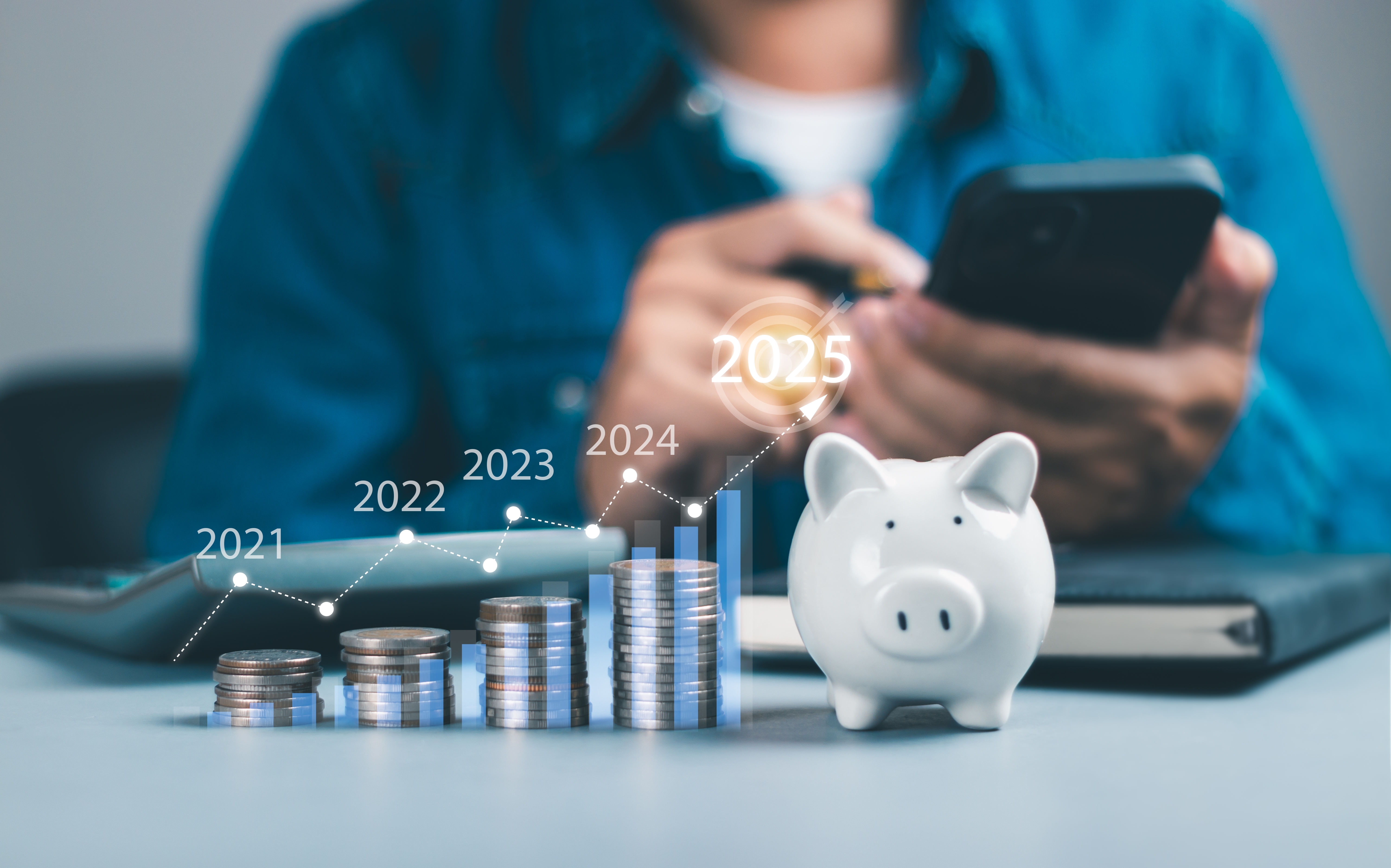 2021년부터 2025년까지 저축 성장 그래프와 돼지 저금통, 금융상품 투자 개념 이미지