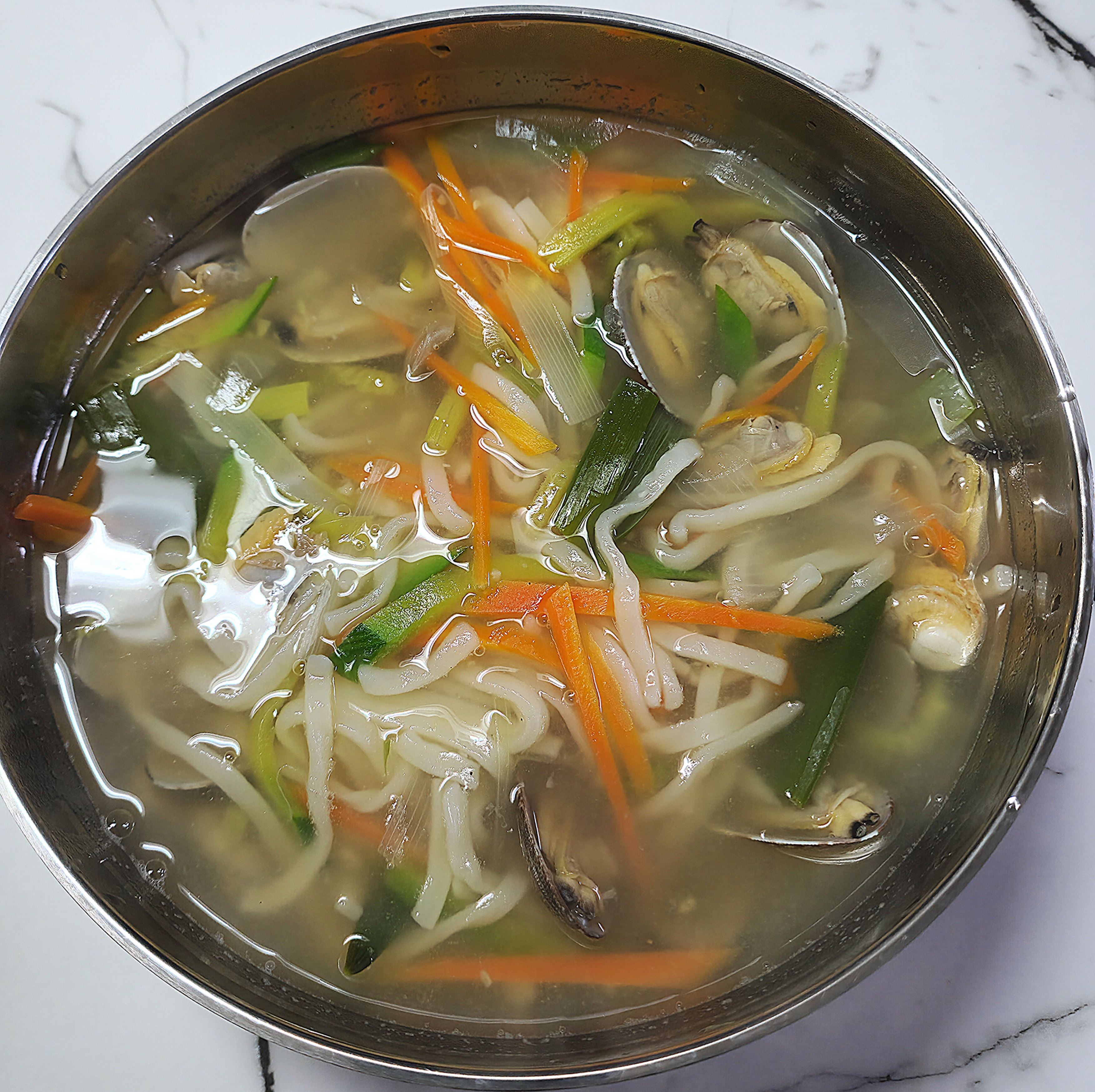 바지락-칼국수-면기에-담아-완성한-모습