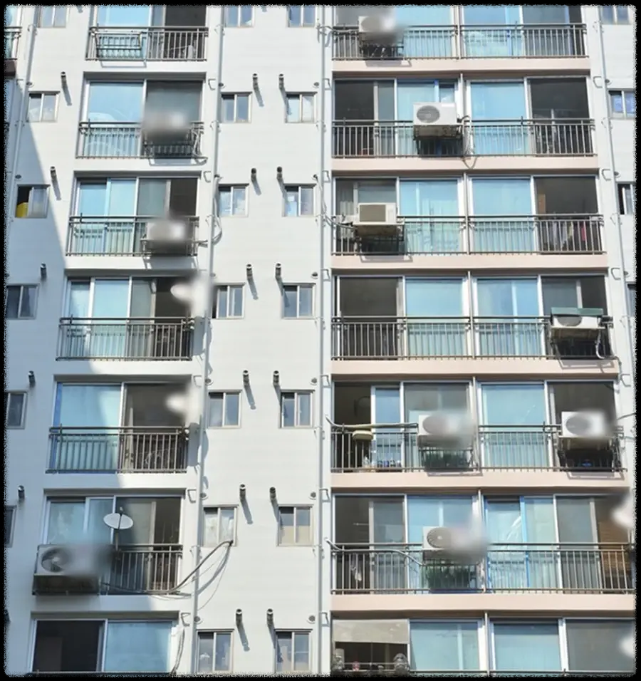  옆집에 사는 연예인 가족 때문에 너무 힘듭니다 미칠 지경입니다