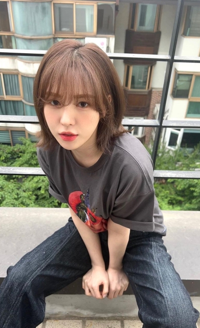 웬디가 카메라를 응시하고 있는 사진
