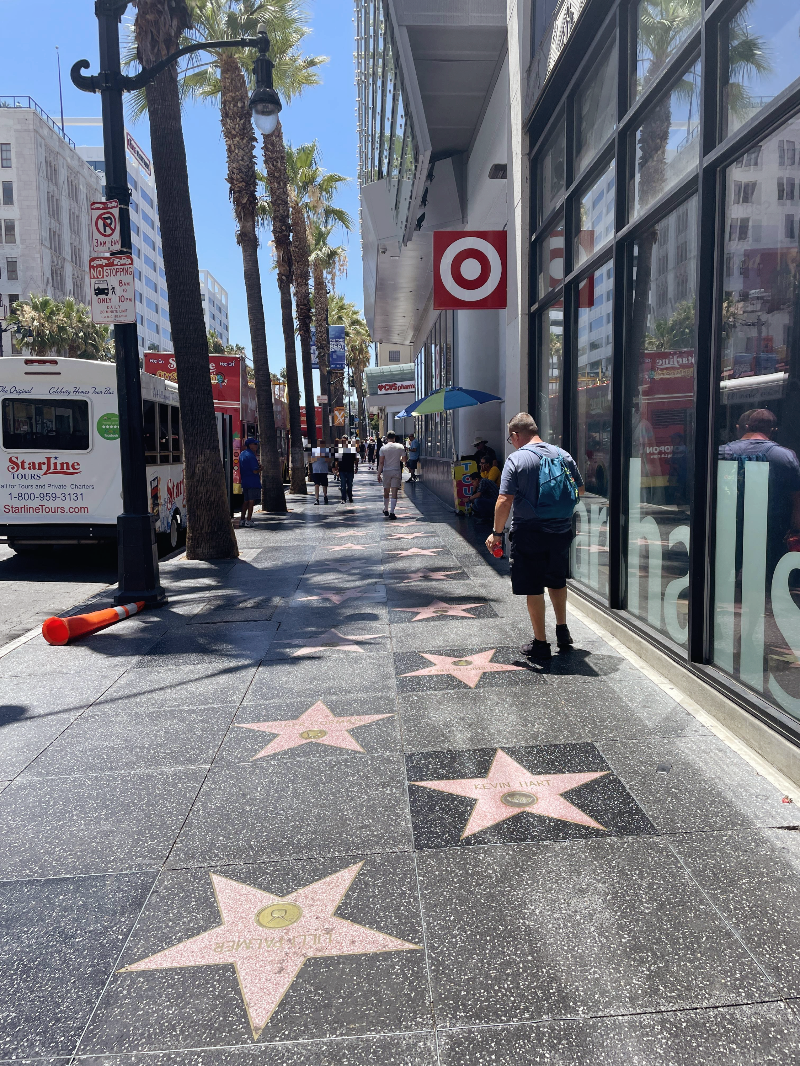 할리우드 명예의 거리. 길 바닥에 분홍색 별들이 박혀있다. 각 별 안에는 할리우드의 유명한 배우&amp;#44; 감독들의 이름이 새겨져 있다.