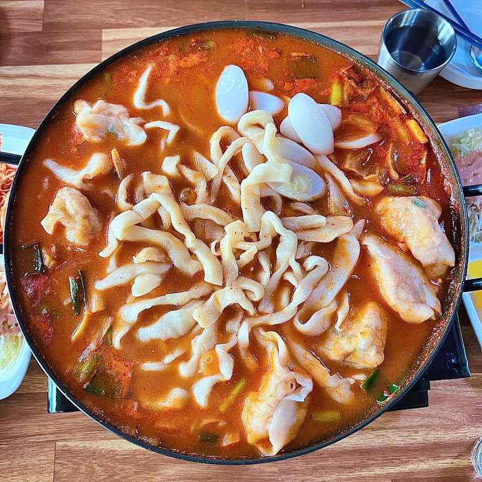  생생정보 닭고기 칼국수 만두 닭칼만 전골 택시맛객들의 수다 충북 제천 추천 가게 만두국 손칼국수 후식 치즈 볶음밥 1765회 방송 정보