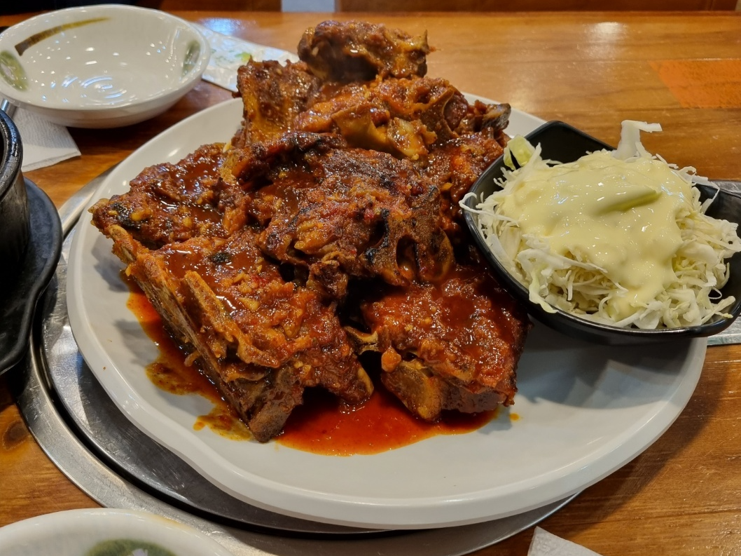  돼지등뼈의 화려한 변신, 신동궁감자탕 뼈숯불구이