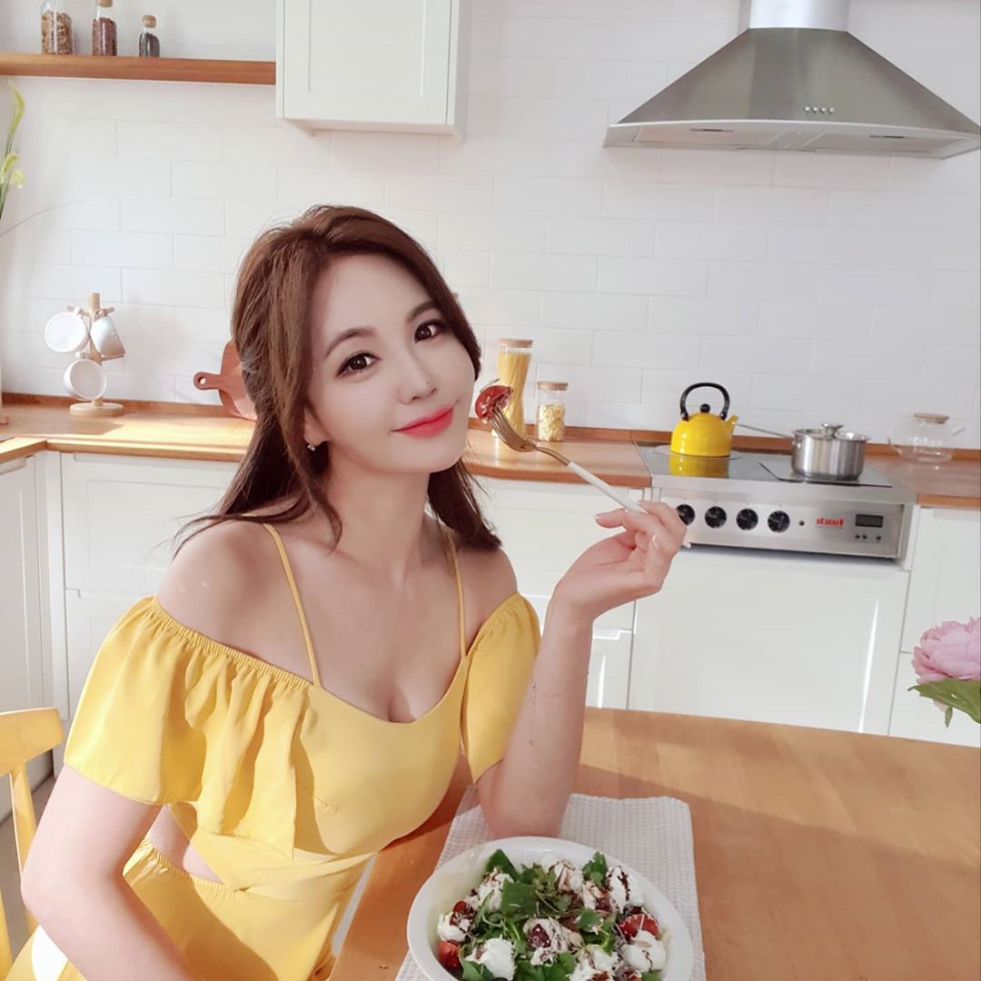  강예빈, 파인 드레스 입고 매력발산