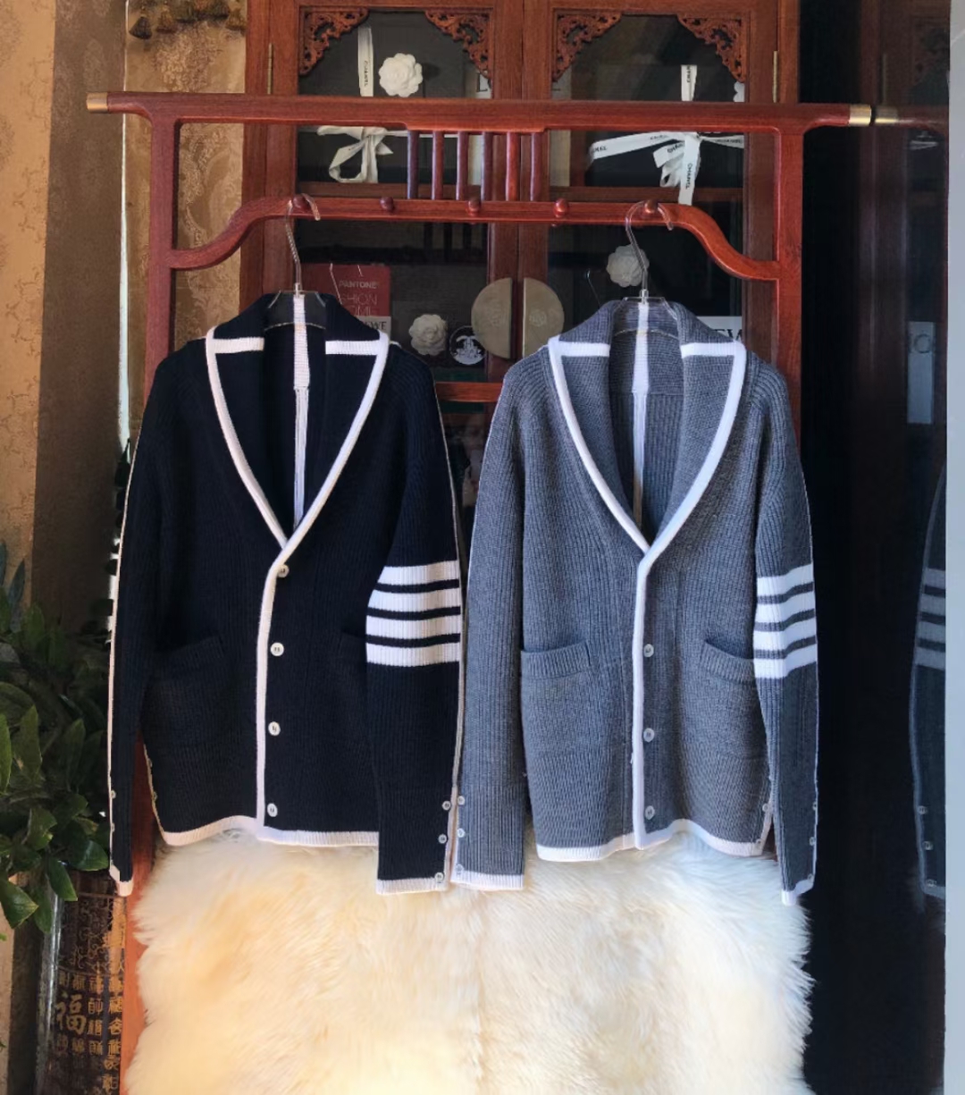  [THOM BROWNE] 톰브라운 백 라인 로고 케이블 사선 니트 가디건 (2 COLOR)
