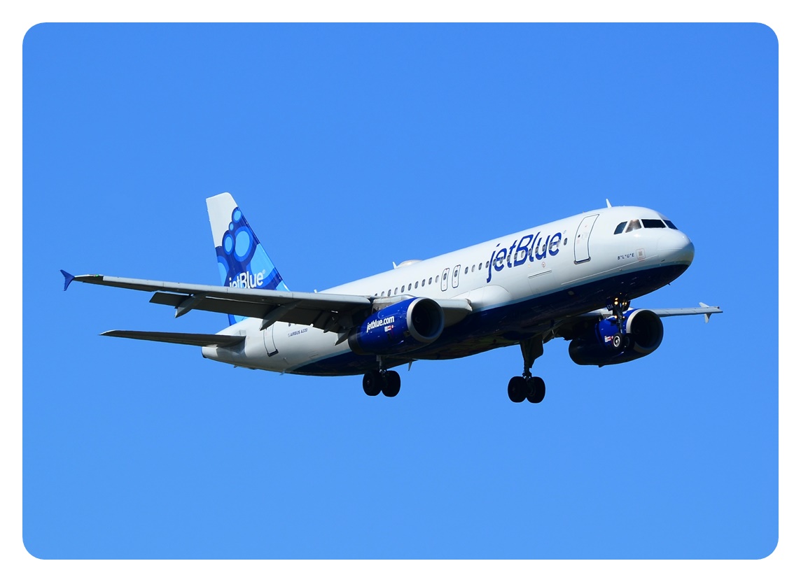 제트블루 항공의 소형 비행기 A320-200이 비행하고 있는 모습을 찍은 사진